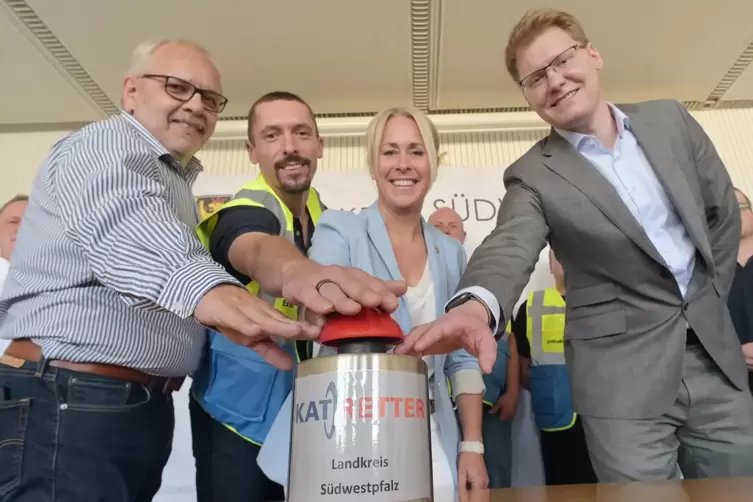 Katretter geht an den Start: von links der medizinische Leiter Wolfgang Leidecker, Katretter Florian Gutmann, Landrätin Susanne 