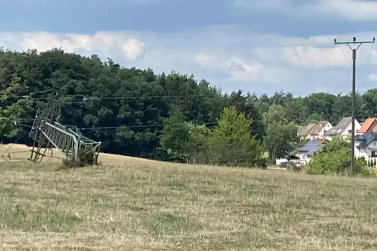 Der Mast auf einem Feld am Drehenthalerhof knickte komplett um. 