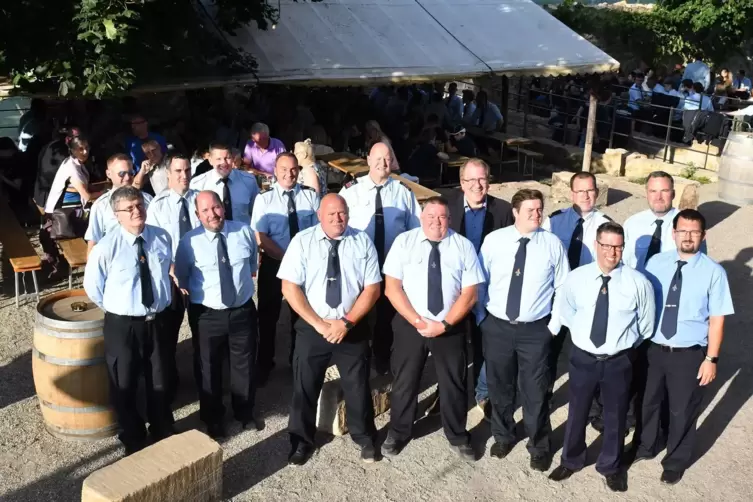 Ehrungen bei der Feuerwehr: (hinten von links) Stefan Höfle, Florian Schwarz, Thomas Triebskorn (Stellv. Wehrführer Friedelsheim