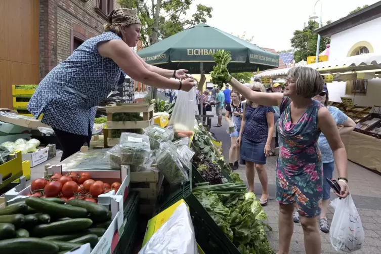 Neben frischem Obst und Gemüse gab es etliche kulinarische Angebote und viel Handwerkskunst. 