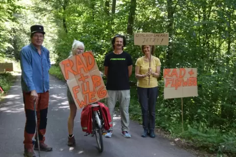 Die Demonstranten waren nur zu Beginn zu viert; 22 Bürger fanden sich zur Demo am Radweg ein.