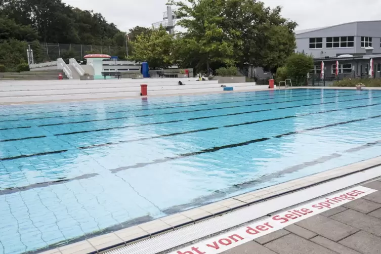 Das Warmfreibad wird nicht mehr beheizt. Wasserratten müssen auf viel Sonne setzen.