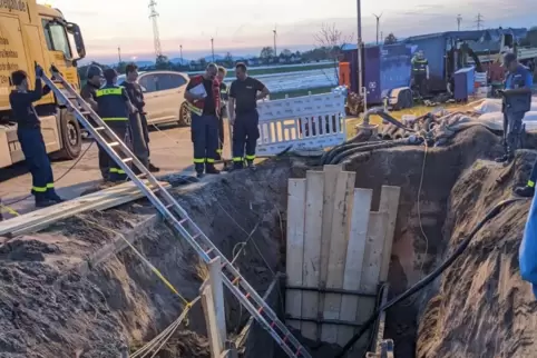 Am Karfreitag war der Kanal auf einer Länge von rund vier Metern zusammengebrochen. Sofort begann die Reparatur.