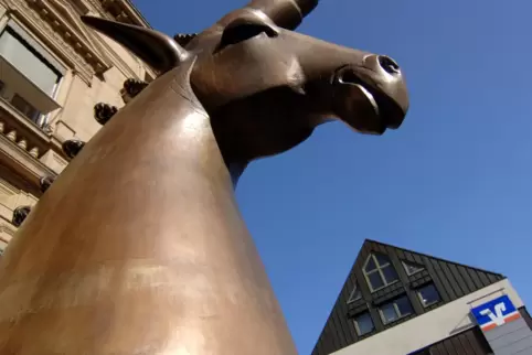 Mit Einhorn-Skulptur: Firmensitz in der Bahnhofstraße in Speyer.