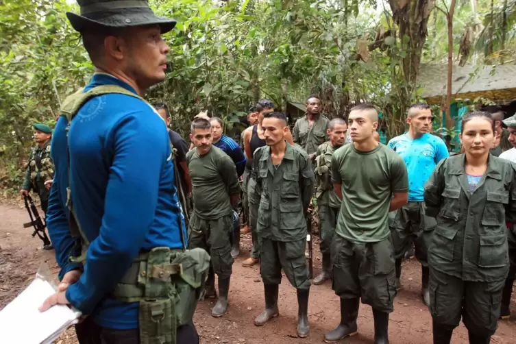 Ein Foto aus Kriegstagen: FARC-Kämpfer im Dschungel bekommen von ihrem Kommandanten neue Instruktionen. 