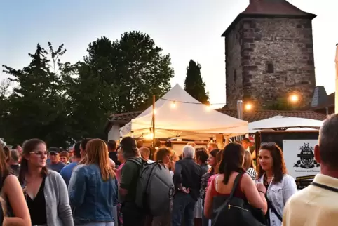 Für die Atmosphäre sorgt die Stadtmauer: Das Fest ist bei Einheimischen wie Gästen beliebt.