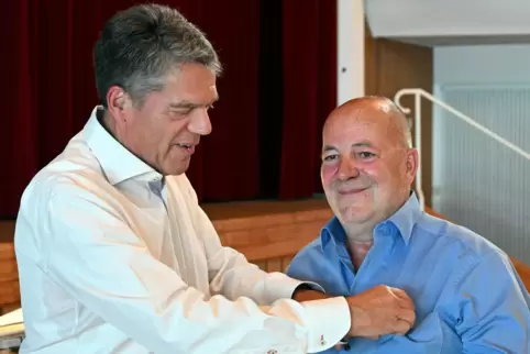 Engagement für Maikammer gewürdigt: Ortsbürgermeister Karl Schäfer (links) zeichnet Thomas Herrmann, den Vorsitzenden der Werbeg