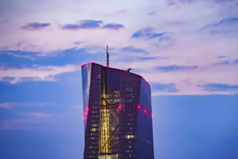 Die EZB - hier das Gebäude in Frankfurt – kündigt an, die Leitzinsen anzuheben. 
