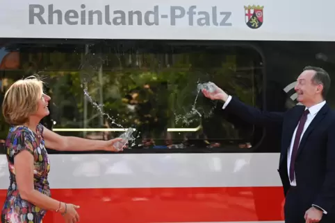 Ministerpräsidentin Malu Dreyer und Bundesverkehrsminister Volker Wissing tauften den ICE 4 mit Rheinwasser.