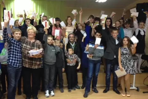 Gäste aus Kirchheimbolanden 2015 beim Geschenkeverteilen im Kinderheim in Tschernjachowsk.