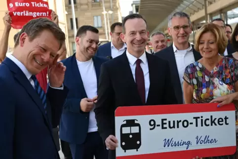 Heiter ging es am Montag in Mainz zu, als Umweltaktivisten eine ICE-Taufe mit Bundesverkehrsminister Wissing zu einer Aktion für