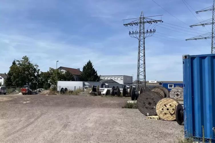 Bisher Lagerstätte und Parkplatz: die rund 4100 Quadratmeter große Fläche an der Industriestraße. 