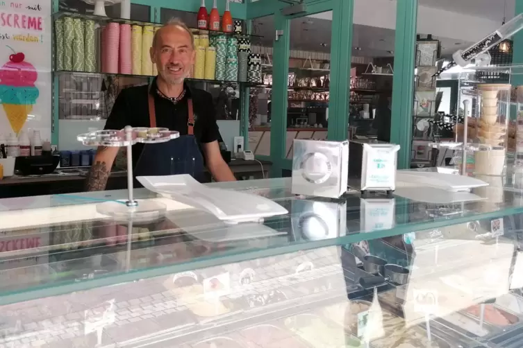 Aus einer täglich wechselnden Auswahl an Eissorten bedient Tino Carbas beim Eiscafé Cantonati die Kunden. 