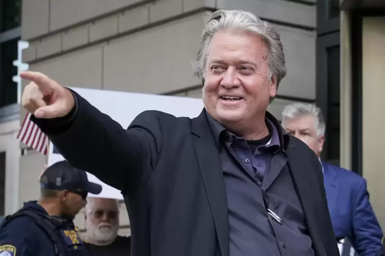 Gut gelaunt und siegessicher: der ultrarechte Propagandist Steve Bannon vor dem Gerichtsgebäude.