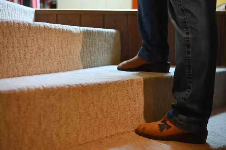 Wer nicht mehr sicher zu Fuß ist, für den kann die Treppe im Haus zur Barriere werden. Ein Treppenlift ist dann vielleicht eine 