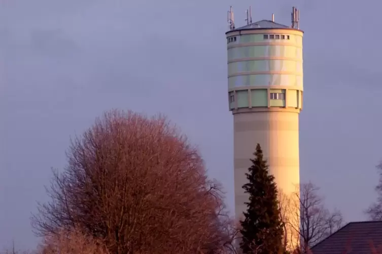 Wahrzeichen: der Großniedesheimer Wasserturm. 