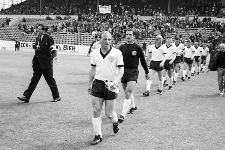 Im WM-Viertelfinale 1966 führte Uwe Seeler die deutsche Elf als Kapitän an. In dieser Begegnung erhielt er von einem Gegenspiele