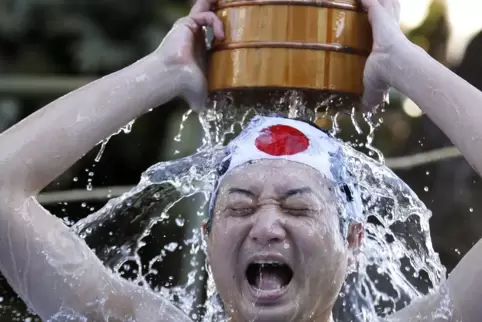 Eine eiskalte Dusche soll Geist und Seele reinigen.