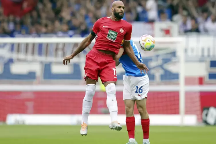 Luftsprung: FCK-Stürmer Terrence Boyd.