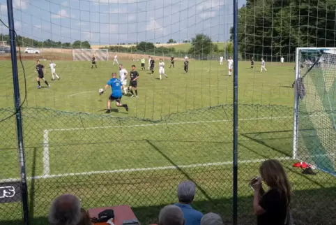 Blick vom SSV-Sportheim auf den neuen Rasenfußballplatz. 