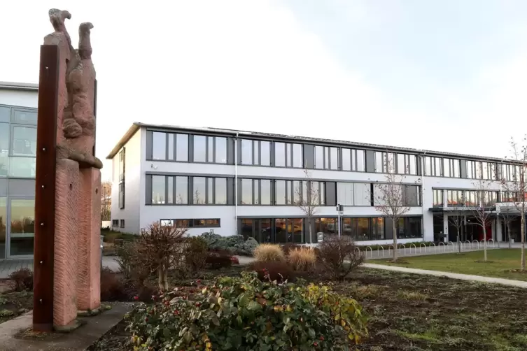 Die Gebrüder-Ullrich-Realschule plus Maikammer-Hambach. 