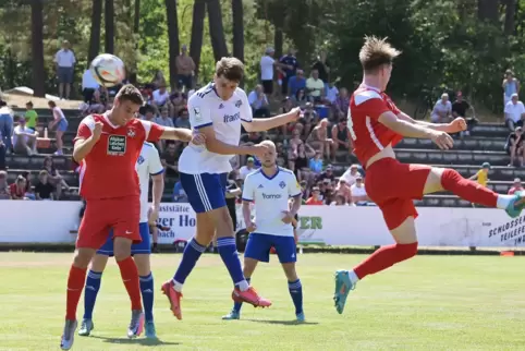 Torgefährlich: Marc Erhart (Bildmitte), kurz zuvor Schütze des 1:0, gewinnt dieses Kopfballduell, verpasst aber seinen zweiten T