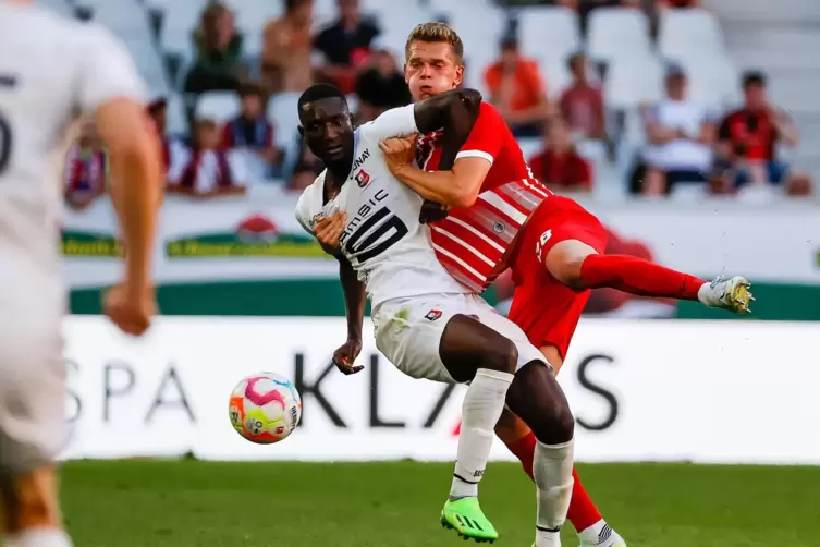 Zurück im Breisgau: Matthias Ginter (rechts, hier im Duell mit Serhou Guirassy von Stade Rennes). 