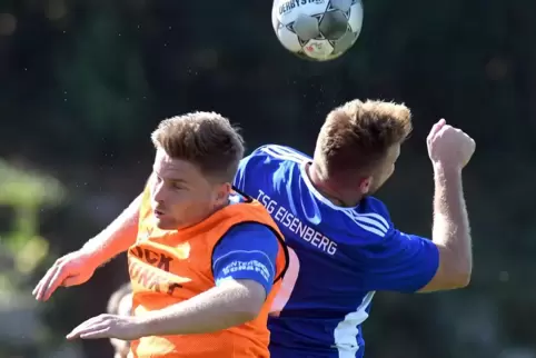 Zellertals Maximilian Angst zog mit seiner Mannschaft im kleinen Finale gegen die TSG Eisenberg (mit Christian Graumann) den Kür