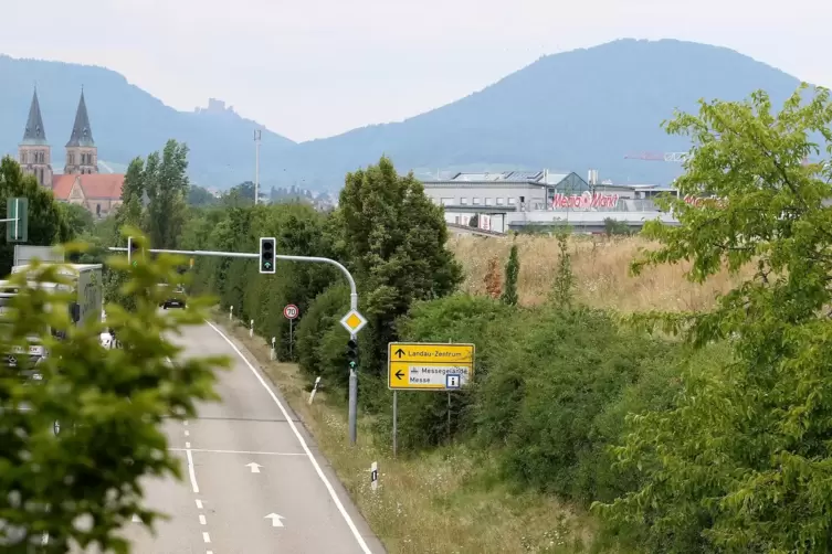 Auf dem Wall an der stadteinwärts führenden L509 wird eine Lärmschutzwand aufgestellt. 