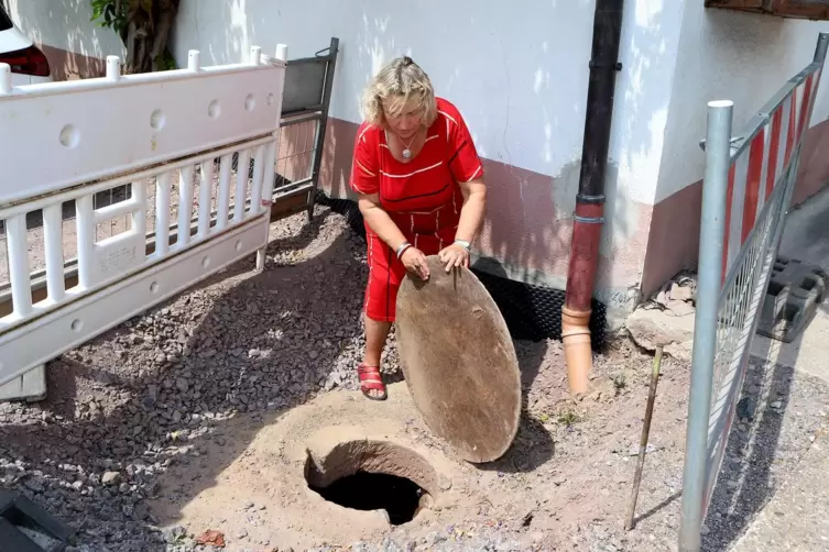 Sabine Kerstan will Spenden sammeln, um den Brunnen in der Paulinenstraße in Schweigen-Rechtenbach restaurieren zu lassen.