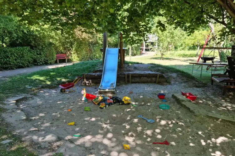 Für Kinder wurde der Sandkasten bereits um einen Rutschhügel bereichert.