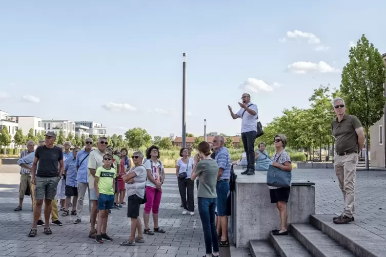 Christoph Kamplade erläutert der Gruppe, was es mit dem Durchgang zum Theodor-Heuss-Platz auf sich hat. 