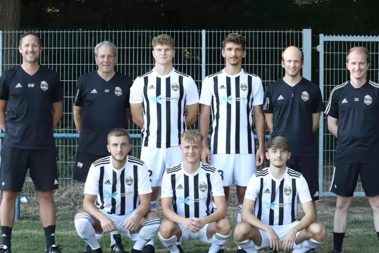  Trainer Marco Weißgerber (stehend, von links) mit Milan Hegler, Leon Leiner, Dennis Hanß, Marc Staiger, Dominik Glaser und (kni