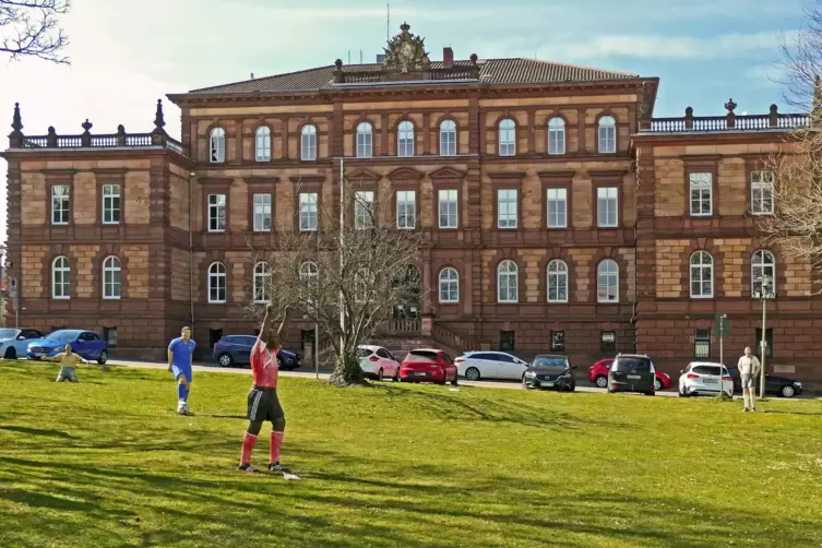 Heute heißt die Ecke vor dem Polizeipräsidium Westpfalz in Kaiserslautern Philipp-Mees-Platz. 