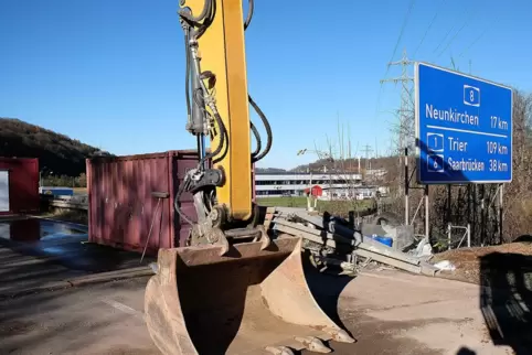 Bauarbeiten auf der A8 nahe Paletten Gölz