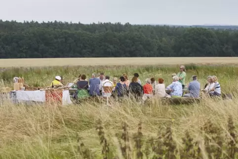 Die Slow Food Gruppe inmitten eines Kornfeldes bei einer Lesung mit dem Lambsborner Bäcker Udo Schmitt, bei der es ums Brot und 