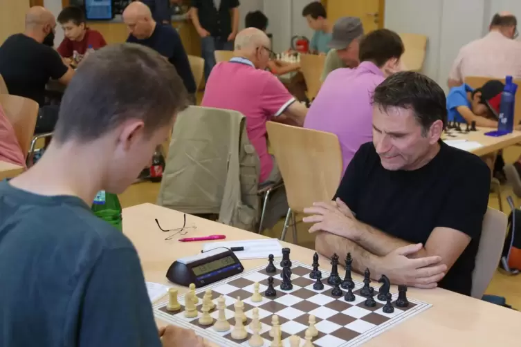 Volker Schmidt (rechts) holte 3,5 Punkte und wurde damit Fünfter beim Turnier seines Schachclubs. 