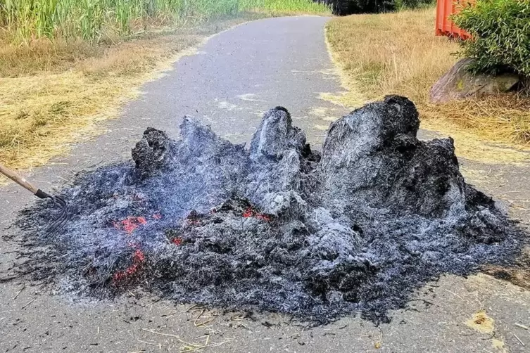 Ein Heuballen fiel den Flammen zum Opfer. Durch die Hitze wurde der Fahrbahnbelag beschädigt. 