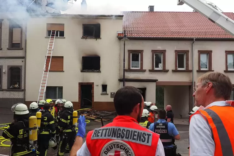 Das Dach ist zum Teil eingestürzt, teilweise wurde es von der Feuerwehr eingerissen, damit sie besser löschen konnte.