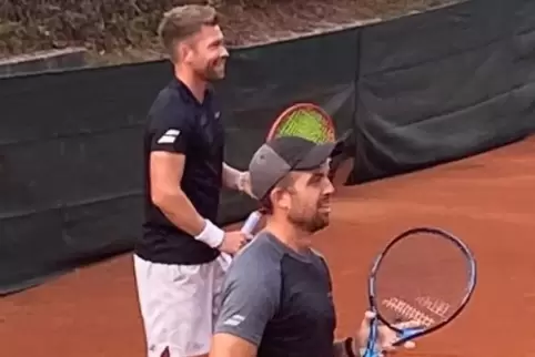 Jochen Meyer (hinten) aus Thaleischweiler-Fröschen, Herren-30-Bundesligaspieler beim BASF TC Ludwigshafen. Vorne sein Doppelpart