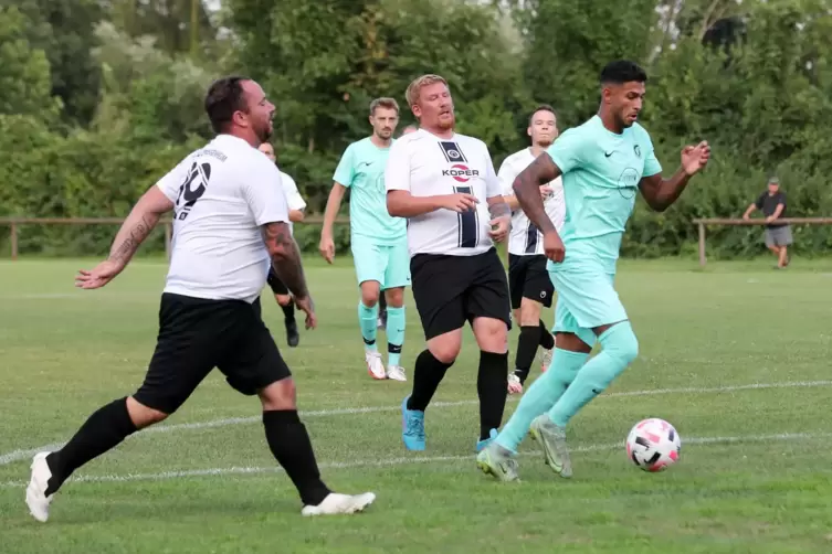 Sieger und Verlierer: FV Hanhofen (blau) spielt gegen ASV Schwegenheim.