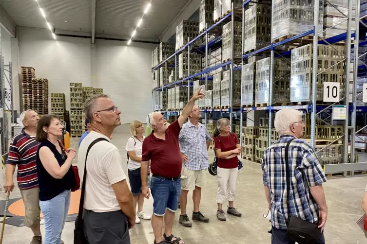 Stefan Bottlinger, der technische Betriebsleiter (Vierter von rechts), erklärt die Abläufe im Logistikzentrum. 