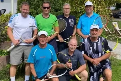 Die Herren 55 des TC Flomersheim wurden Meister in der B-Klasse. Stehend von links: Peter Amann, Ralph Ruckmich, Jürgen Siebenmo