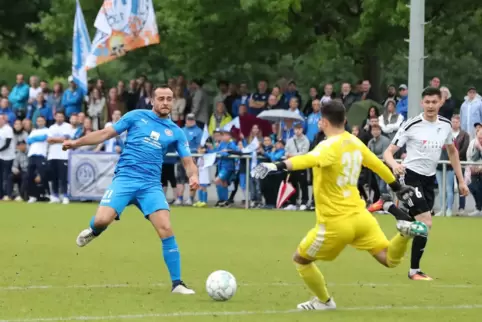 Seine zwei Tore reichen gegen die Phönix nicht: Sven Hoffmann (links) vom FSV Schifferstadt.