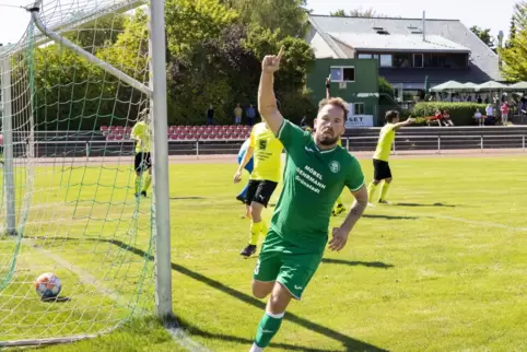 Da war die Grünstadter Fußballwelt kurzzeitig wieder in Ordnung. Christopher Lampert dreht ab und bejubelt seinen Treffer zum zw