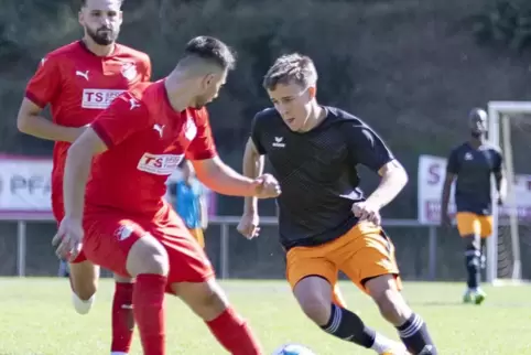 Tim Wachall (rechts) setzte sich gegen Andrei-Catalin Roman durch. Der vom 1. FC Saarbrücken zur SG Knopp/Wiesbach gekommene Off