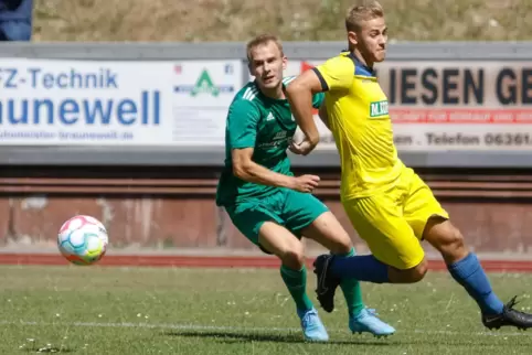 Wo ist der Ball? Felix Reißmann (links; Kirchheimbolanden) im Duelöl mit Paul Gabelmann.