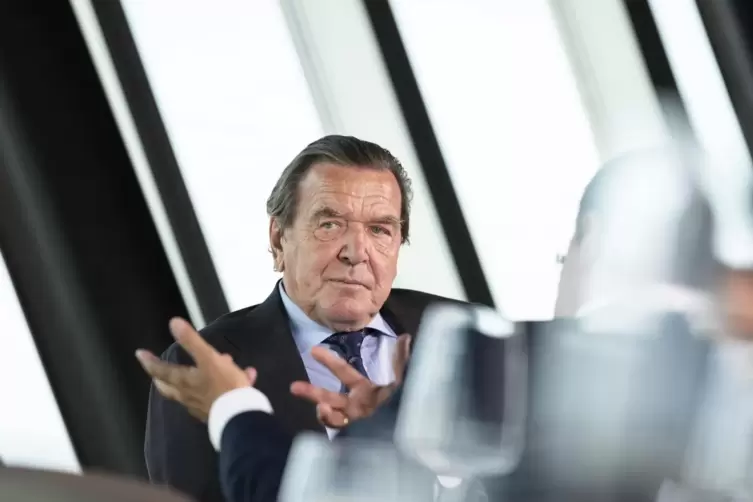 Altkanzler Gerhard Schröder darf in der SPD bleiben. 