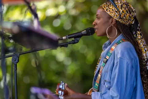 Rock und Pop am Rhein: die Ukulayers mit Sängerin Maris Clemens. 