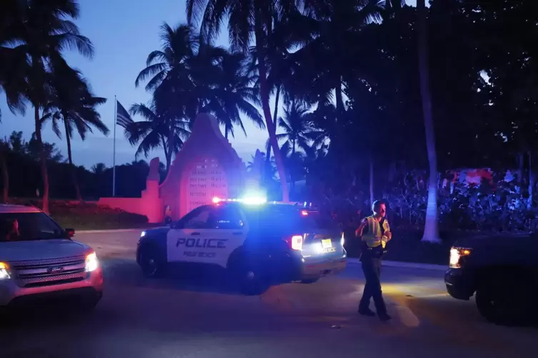 USA, Palm Beach: Polizisten regeln den Verkehr vor einem Eingang zum Mar-a-Lago-Anwesen des ehemaligen Präsidenten Trump. Die Bu